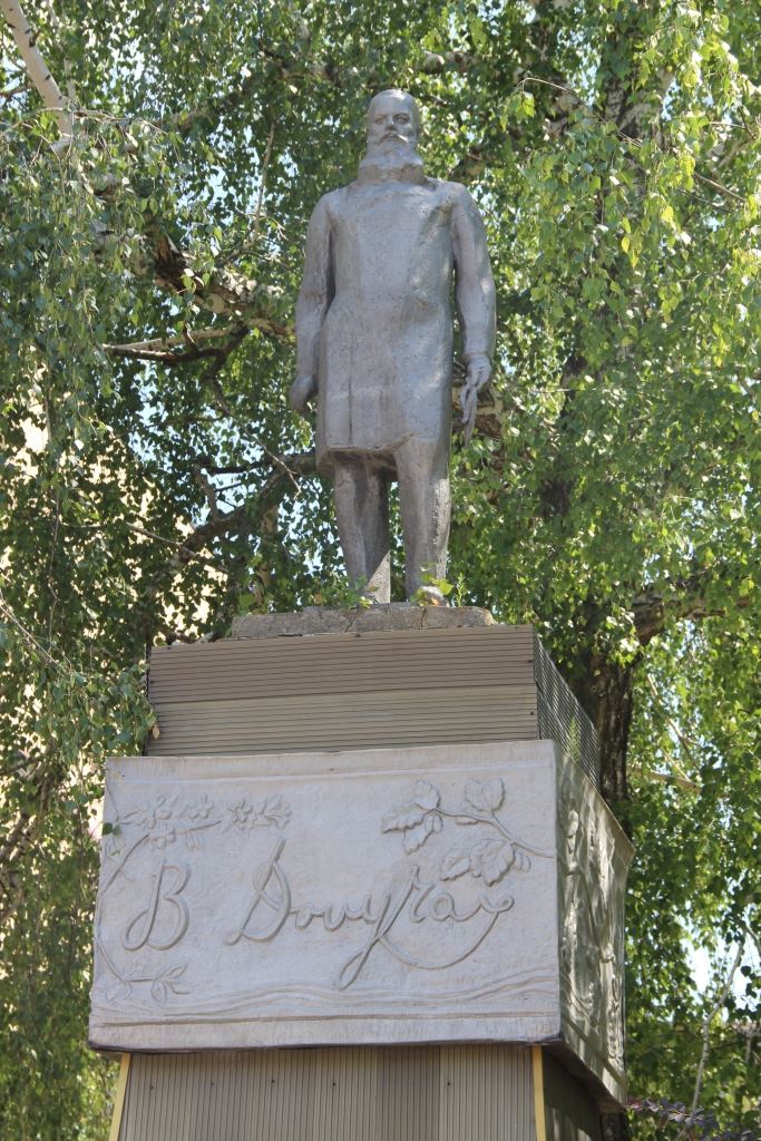 Памятник-В.В.-Докучаеву-в-п.-2-го-уч.-института-им.-Докучаева-2018-год.