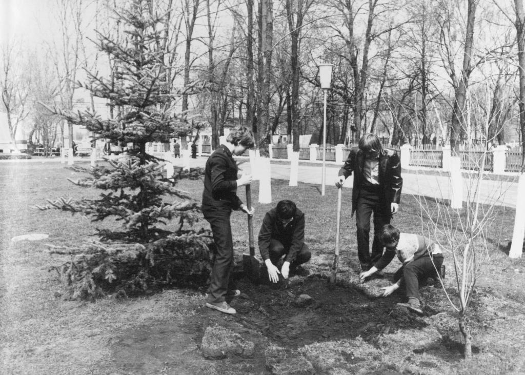 Строительство Мемориала Славы в честь воинов-таловчан, погибших в годы ВОВ, 1985 г.2.